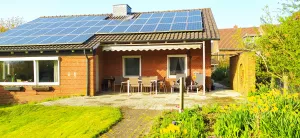 Ein schöner Ort für Mahlzeiten oder zur Entspannung. Bei Bedarf bietet die ausfahrbare Markise Sonnenschutz.