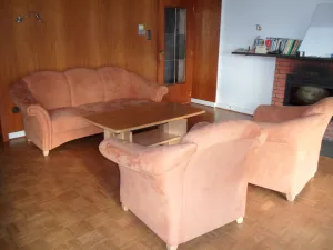 Von unserem Wohnzimmer aus hat man einen schönen Blick in den großen Garten. Angrenzend an das Wohnzimmer liegt das Esszimmer.