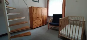 Über diese Wendeltreppe gelangt man in den ober Bereich des Zimmers mit Doppelbett. Eine Verbindungstür führt vom oberen Bereich in das Zweibettzimmer.