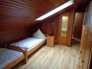 Von dem Zweibettzimmer aus gelangt man in den Raum mit WC und Handwaschbecken.