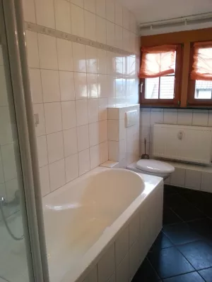 kleines Tageslichtbad mit Wanne und Duschmöglichkeit