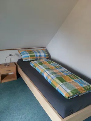 Zweites Schlafzimmer mit zwei einzelnen Betten