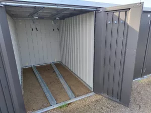 Ein abschließbarer Unterstellplatz für zwei Fahrräder oder für die Golfausrüstung.