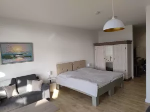 Ein 2-Sitzer Sofa, zwei zusammen stehende Einzelbetten mit getrennten Matratzen (je 200 x 90 cm) und ein geräumiger Kleiderschrank.