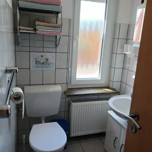 Bad mit Dusche und WC