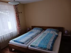 Schlafzimmer mit Doppelbett