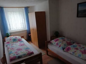 Schlafzimmer mit 2 Einzelbetten