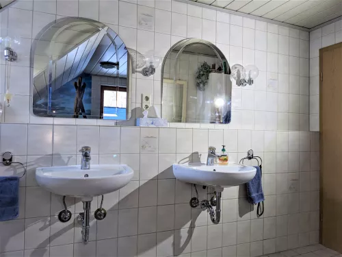 2 Waschbecken und Spiegel