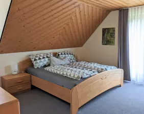 Schlafzimmer mit Doppelbett