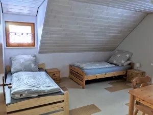 Schlafzimmer mit zwei Einzelbetten