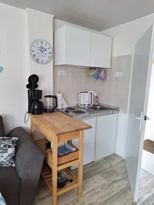 Kaffeemaschine,Wasserkocher,Eierkocher,Toaster, Kühlschrank...Töpfe,Pfanne und Geschirr,Besteck...Gläser Tassen Eierbecher u. v. m.
Auf Wunsch Kleinbackofen.

Filtertüten...Tee.Gewürze.Küchenrolle Spülmittel vorhanden.

AUF WUNSCH : frische EIER von unseren Hühner.Selbstgemachte
Weinbergpfirsichmarmelade