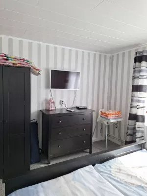 Hochstuhl vorhanden & Kinderreisebett.