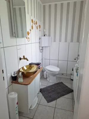 Toilettenpapier & Seife auch Handdesinfektionsmittel vorhanden wir haben auf dem WC nur kaltes Wasser.