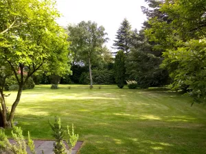 Der Blick von der Terrasse in den Garten ist einmalig und entspannend.
