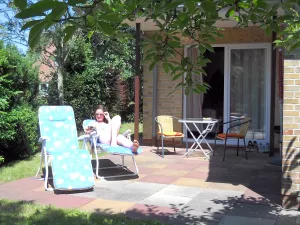 Sie verfügen über eine teilüberdachte Süd-Terrasse ausgestattet mit einem Gartentisch, Bistrostühlen und zwei Relaxstühlen.