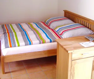 Im hinteren Bereich der kleinen Studio-Wohnung finden Sie ein Doppelbett und einen geräumigen Kleiderschrank.