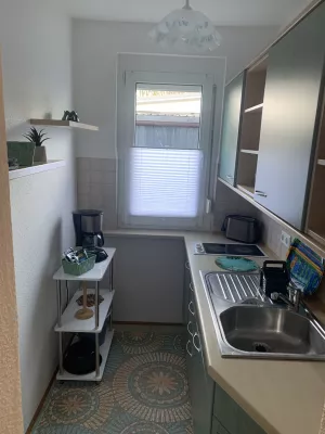 Kleine Küche mit Kühlschrank, Eisfach, Ceranfeld, Kaffeemaschine, Toaster, Eierkocher, Wasserkocher, Geschirr