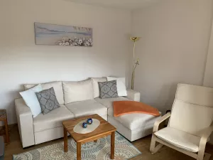 Helles Wohnzimmer mit Schlafcouch