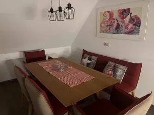 Platz für 6 Personen Hochstuhl bei Bedarf zustellbar