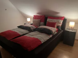 Schlafzimmer mit Doppel Boxspringbett, Schrank und Kommode