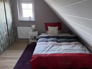 Schlafzimmer im Dachgeschoss mit Einzelbetten in 140 cm x 200 cm
Einbauschrank und Sitzgelegenheit