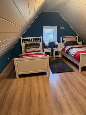 Romantisches Dachzimmer mit 2 Einzelbetten, Schrank und Sitzgelegenheit