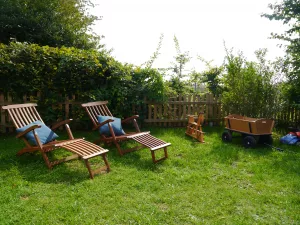 im komplett eingezäunten Grundstück