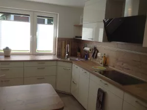 Moderne Küche mit Essbereich