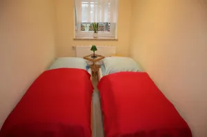 2 Betten(2,0 x 0,8m) befinden sich im kleinen Schlafzimmer,welches durch das große Schlafzimmer erreichbar ist,in diesem Zimmer befinden sich außerdem 2 Hocker und 1 Kommode ,sowie ein kleiner Fernseher( TVDB 2)