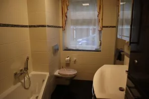 Bad mit Badewanne und Badmöbel mit Spiegelschrank