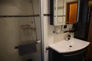 Im Bad befindet sich außerdem eine begehbare Dusche