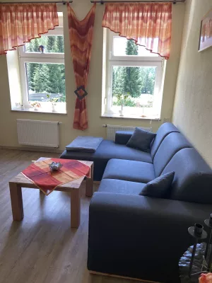 Eckcouch mit Couchtisch und freien Blick in den Garten