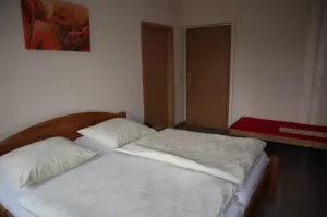 Doppelbett im großen Schlafzimmer,in welchem sich auch das Jugendbett befindet