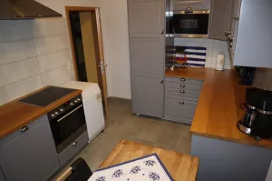 Komplett ausgestattete Küche mit Kühlschrank mit Gefrierfach,Herd mit Ceranfeld und Backofen,Spüle und Geschirrspüler,Kaffeemaschine,Wasserkocher,Eierkocher ,Mikrowelle und viel Geschirr,Besteck und alles was in einer Küche benötigt wird