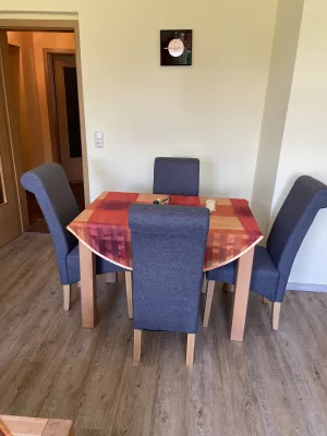 Essecke mit 4 Stühlen und Tisch im Wohnzimmer