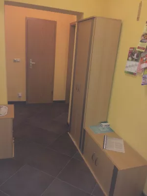 Flur mit Schuhschrank,Spiegel und Wirtschaftsschrank, in dem sich Putzutensilien( Eimer,Wischer,Kehrgarnitur…) und 1.Hilfematerial befinden