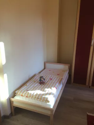 Jugendbett ( 1,60 x 0,70m) mit Rausfallschutz befindet sich im großen Schlafzimmer