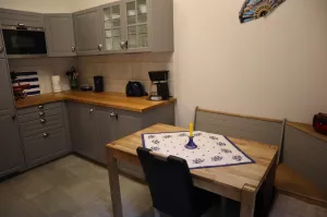 In der Küche ist auch eine Waschmaschine vorhanden