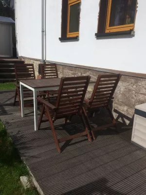 Terrasse mit Sitzmöbeln ( nicht von der Wohnung aus sondern nur von außen erreichbar) mit Box für die Sitzauflagen