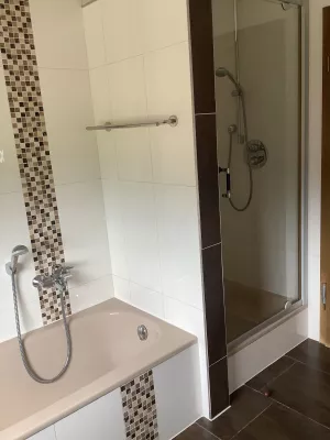 Bad mit Dusche und Badewanne