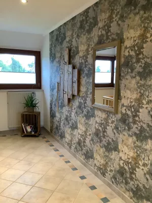 Flur mit Garderobe und Spiegel