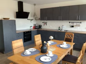 Voll ausgestattete Kueche mit Herd, Microwelle, Spülmaschine, Ceranfeld, Kühlschrank mit Gefrierfach