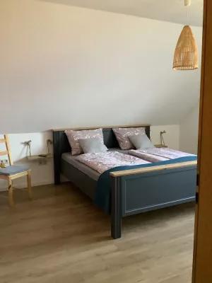 Schlafzimmer mit Doppelbett