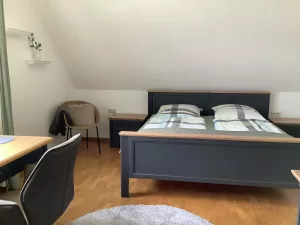 Schlafzimmer mit Doppelbett