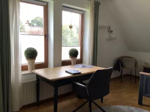Schlafzimmer II mit Arbeitsplatz