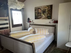 Schlafzimmer 2 mit Doppelbett 