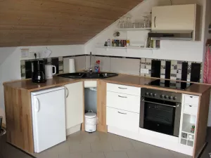 Eine Küchenzeile, die fast alles wie eine große Küche besitzt. Es ist reichlich Geschirr vorhanden, ein Kühlschrank mit 3 Sterne-Gefrierfach, ein Backofen mit 4 Kochfeldern, Kaffeemaschine, Toster, Töpfe und Küchenutensilien....