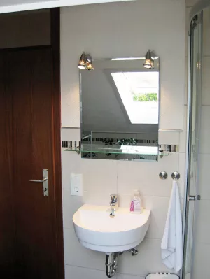 Waschbecken neben der Dusche, Frotteetücher inklusive.