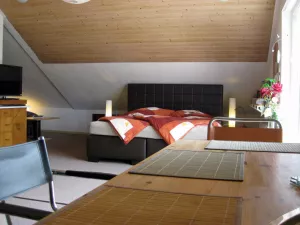 Großes, gemütliches Bett mit viel Platz.