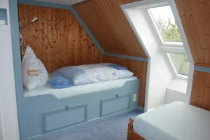 Im Kojenbett gemütlich liegen und den Blick in den Himmel genießen. Der Amrumerleuchtturm leuchtet vom Westen hinein.